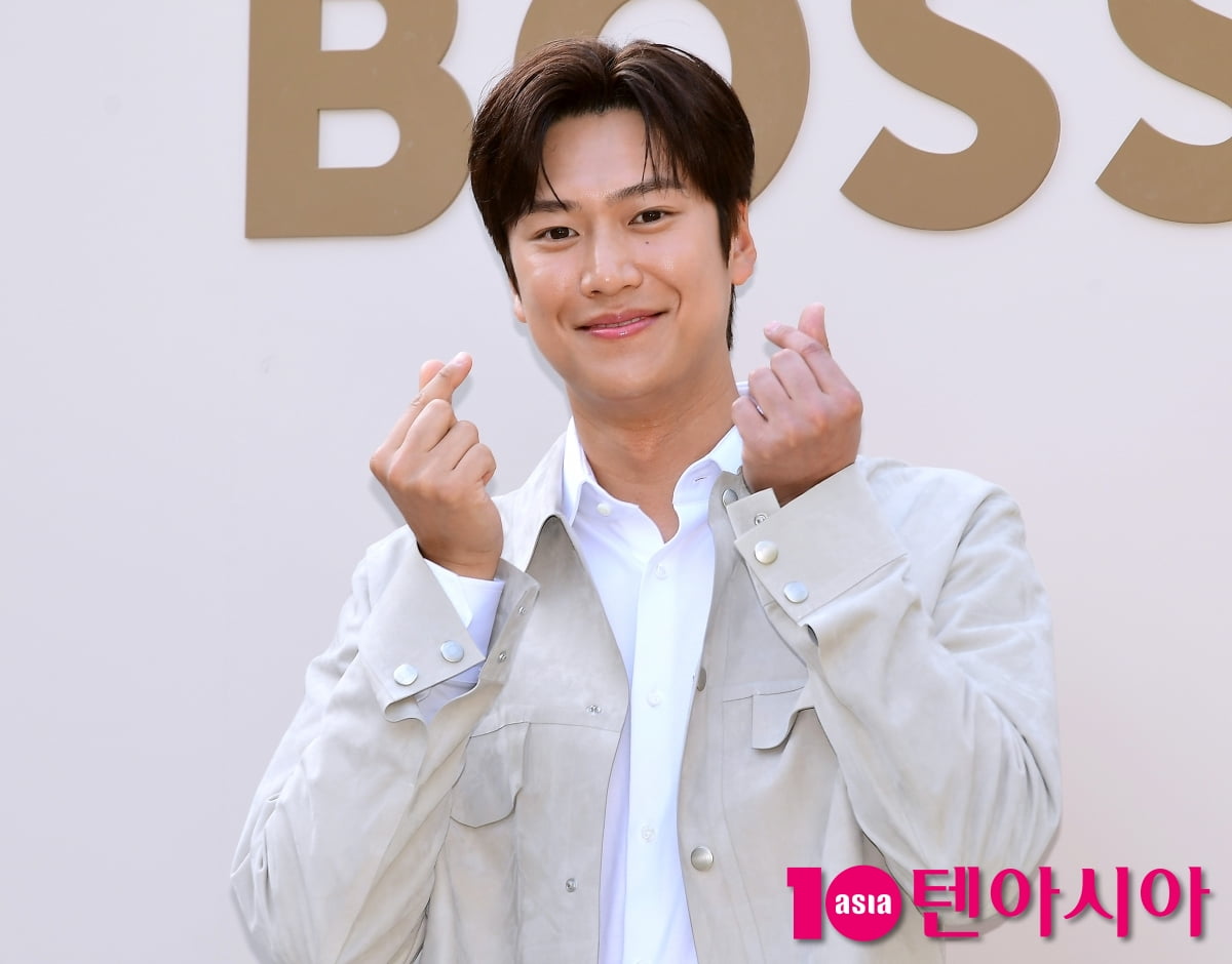 [TEN포토]나인우 '하트 드려요'