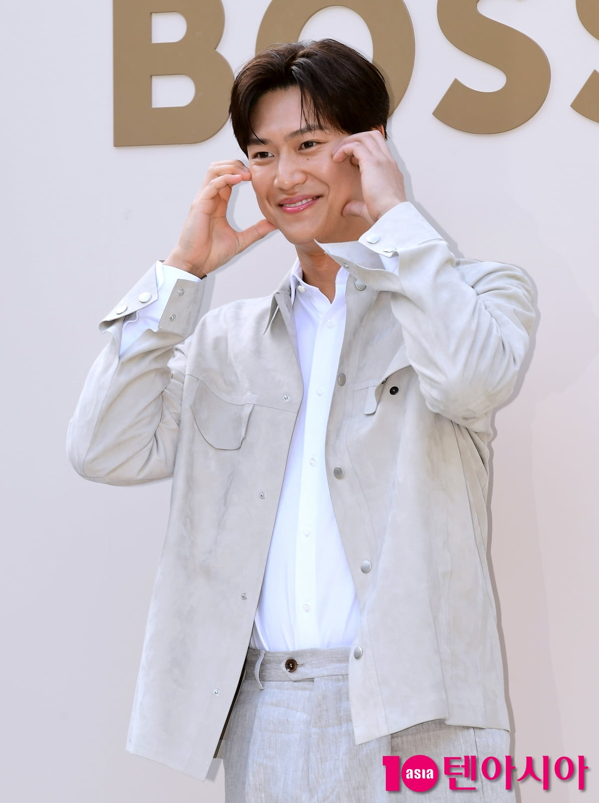 [TEN포토]나인우 '수줍은 볼하트'