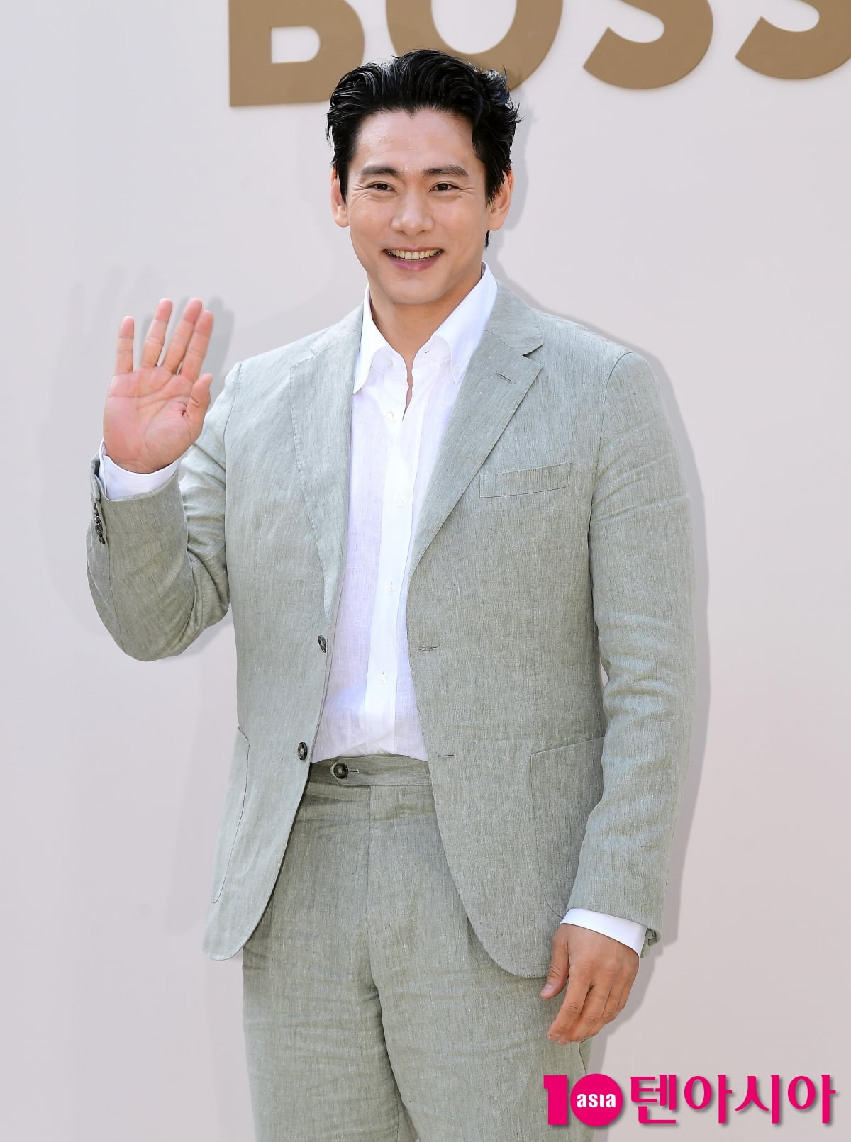 [TEN포토]유태오 '럭셔리 봄 나들이'