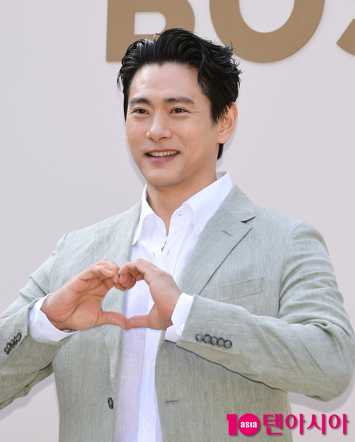 [TEN포토]유태오 '남자다운 하트'