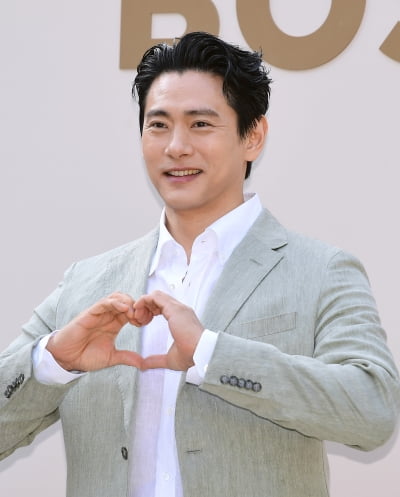 [TEN포토]유태오 '남자다운 하트'