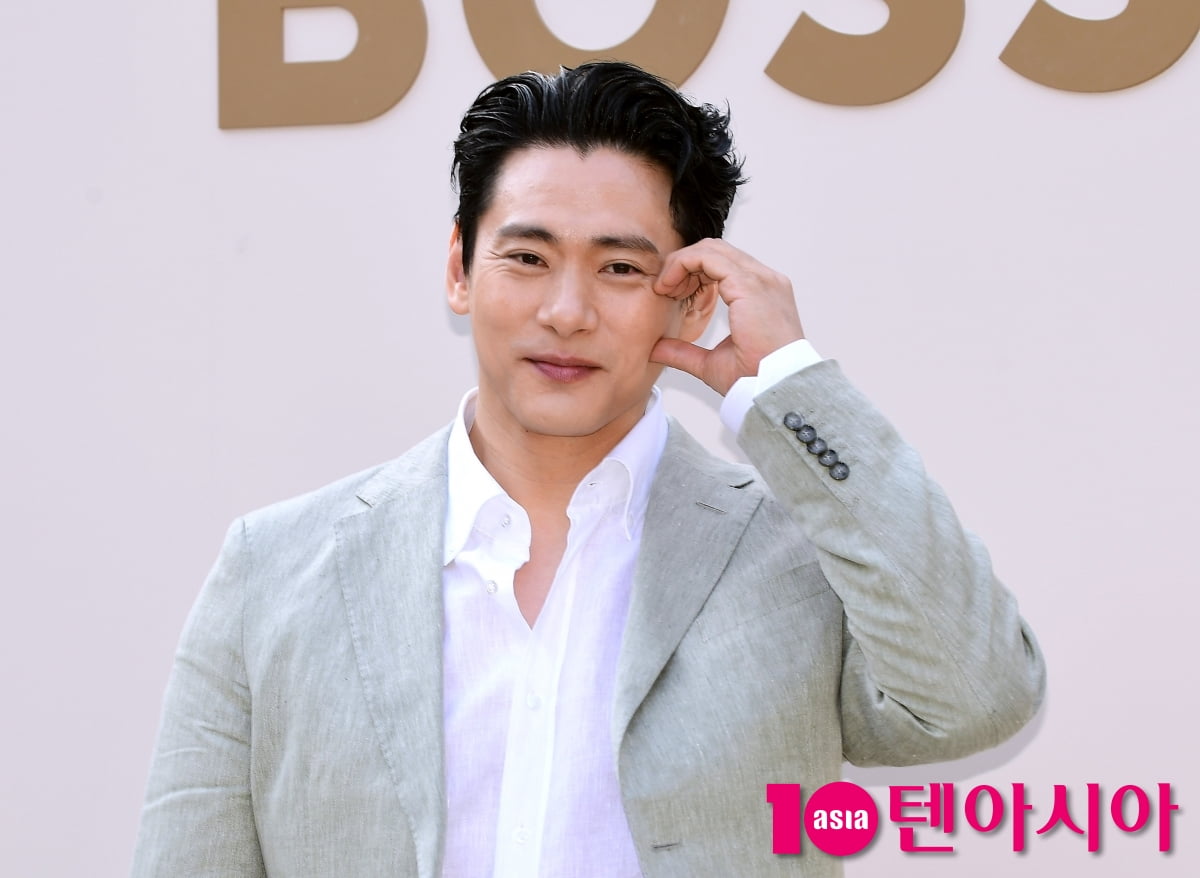 [TEN포토]유태오 '하트마저 남다른 비주얼'
