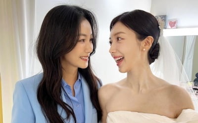 김옥빈·채서진, 서로 향한 눈빛에서 꿀 뚝뚝…결혼식 비하인드컷 공개
