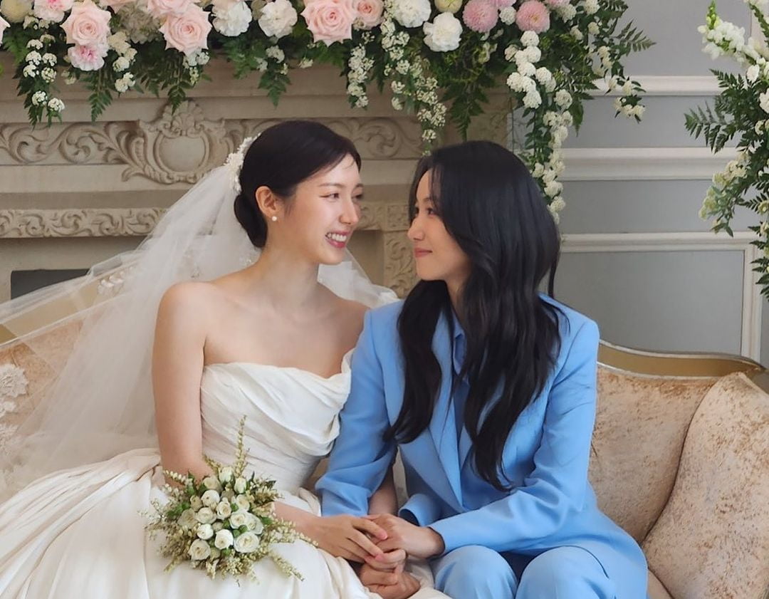 김옥빈·채서진, 서로 향한 눈빛에서 꿀 뚝뚝…결혼식 비하인드컷 공개