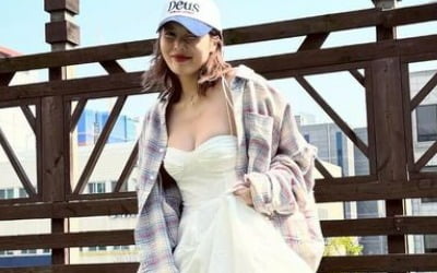 ヒョナ、結婚式のドレスでグラマーボディを披露