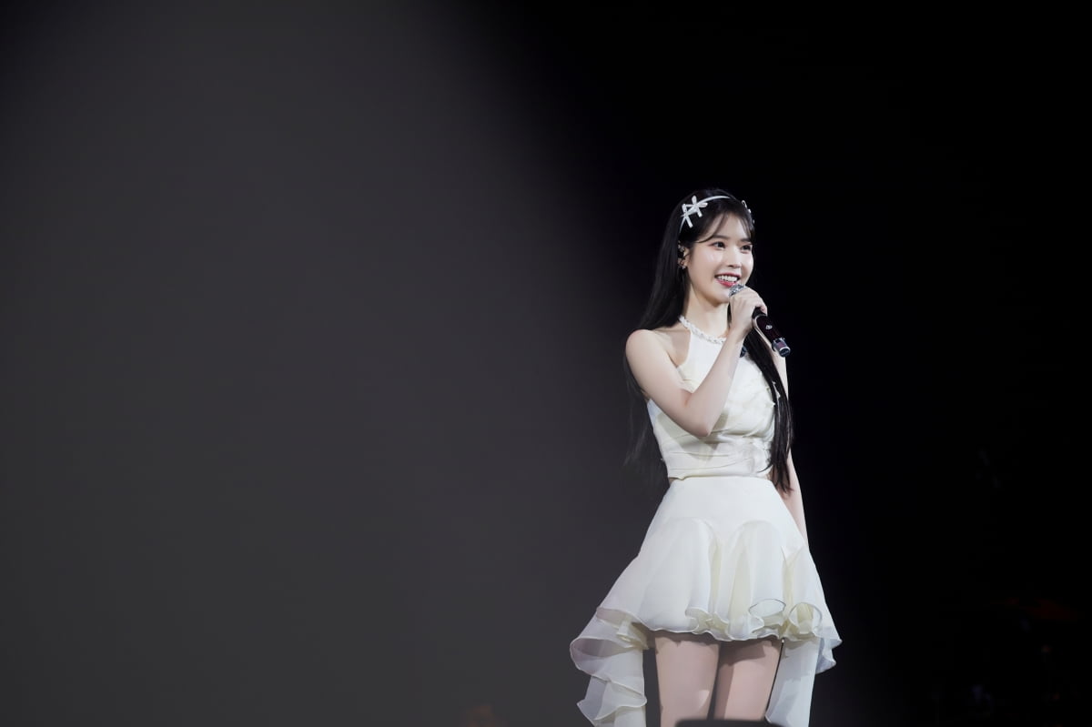 아이유, 대만 강진 피해 위로…먹먹해진 타이베이 콘서트장