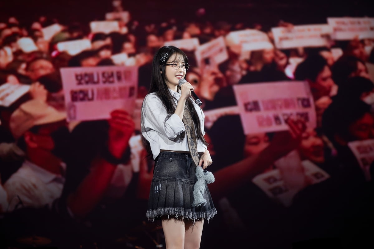 아이유, 대만 강진 피해 위로…먹먹해진 타이베이 콘서트장