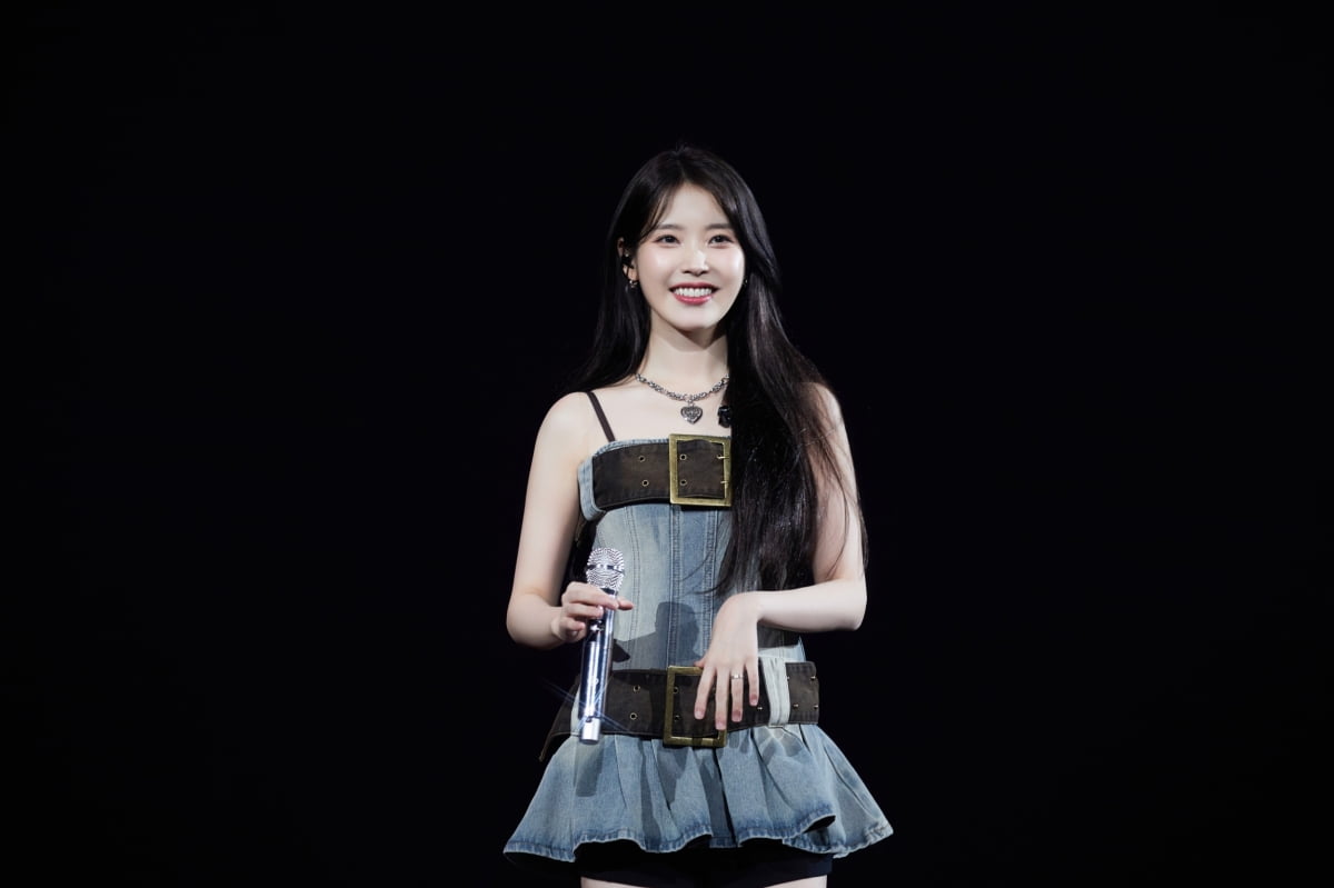 아이유, 대만 강진 피해 위로…먹먹해진 타이베이 콘서트장