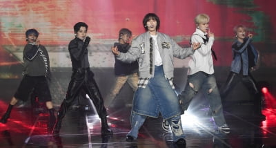 [TEN포토]엔카이브 '데뷔 타이틀곡 'RACER' 무대'
