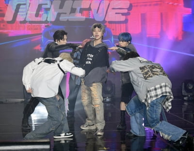[TEN포토]엔카이브 '긴장감 넘치는 첫 무대'