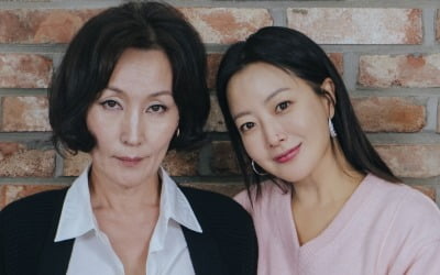 Kim Hee-sun and her mother, Lee Hye-young, close arms