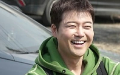 Jeon Hyun-moo received a luxury scarf as a gift