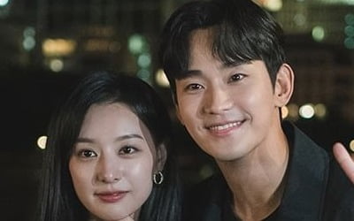 Kim Soo-hyun♥Kim Ji-won shined on their date in Germany... A lot of cheering for ‘chemistry’