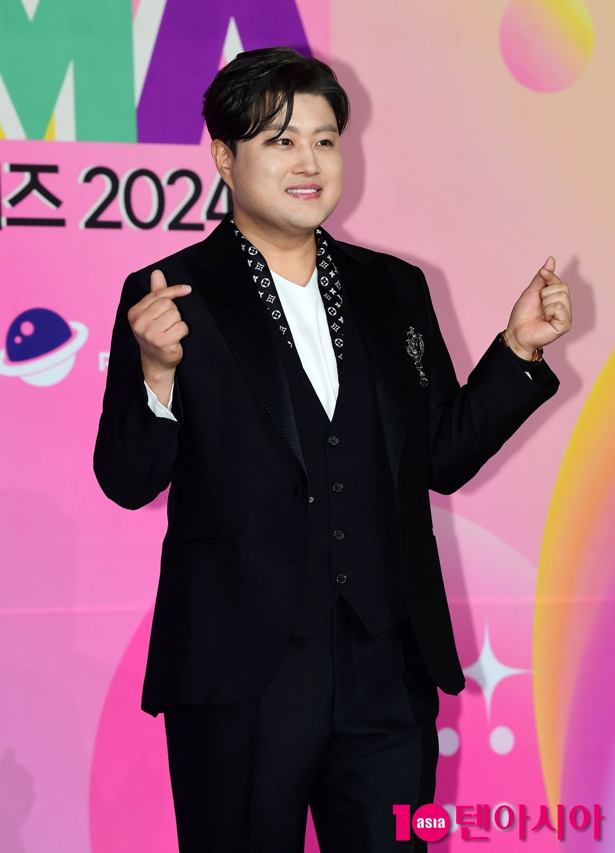 [TEN포토]김호중 '샤프한 옆선'