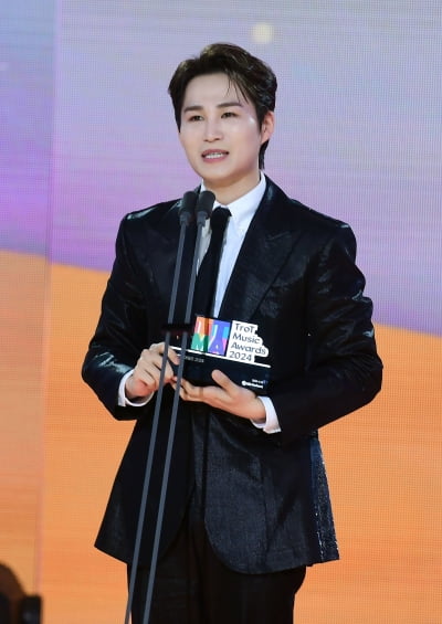 [TEN포토]김희재 '핫 퍼포머상 수상'