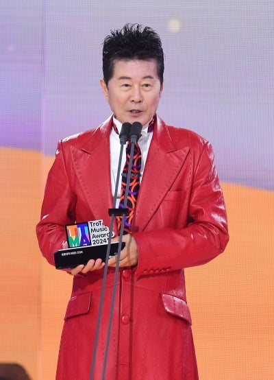 [TEN포토]태진아 '골든 레코드상 수상...52년째 노래중'