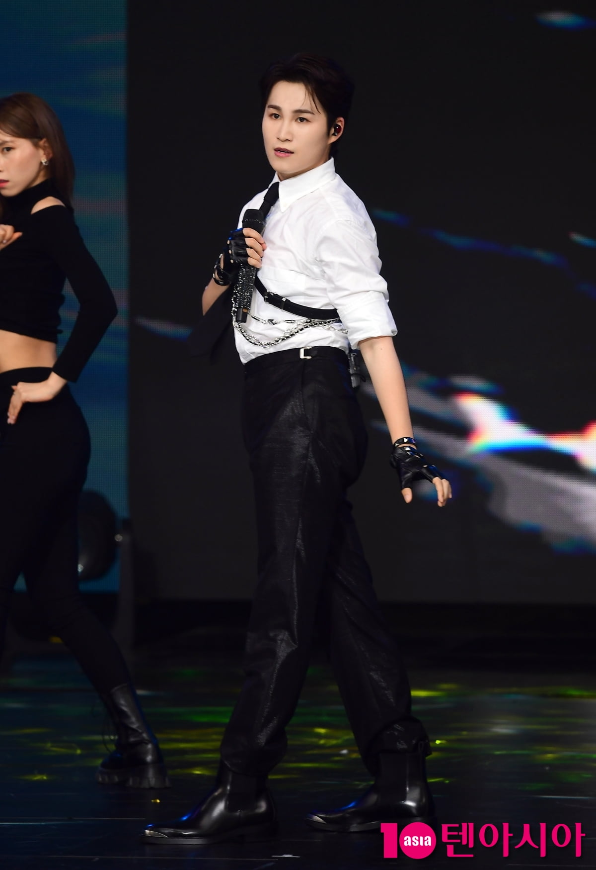 [TEN포토]김희재 '뒤돌아보면 심쿵'