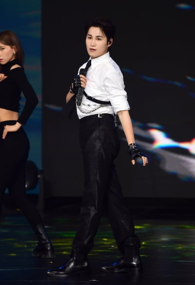 [TEN포토]김희재 '뒤돌아보면 심쿵'