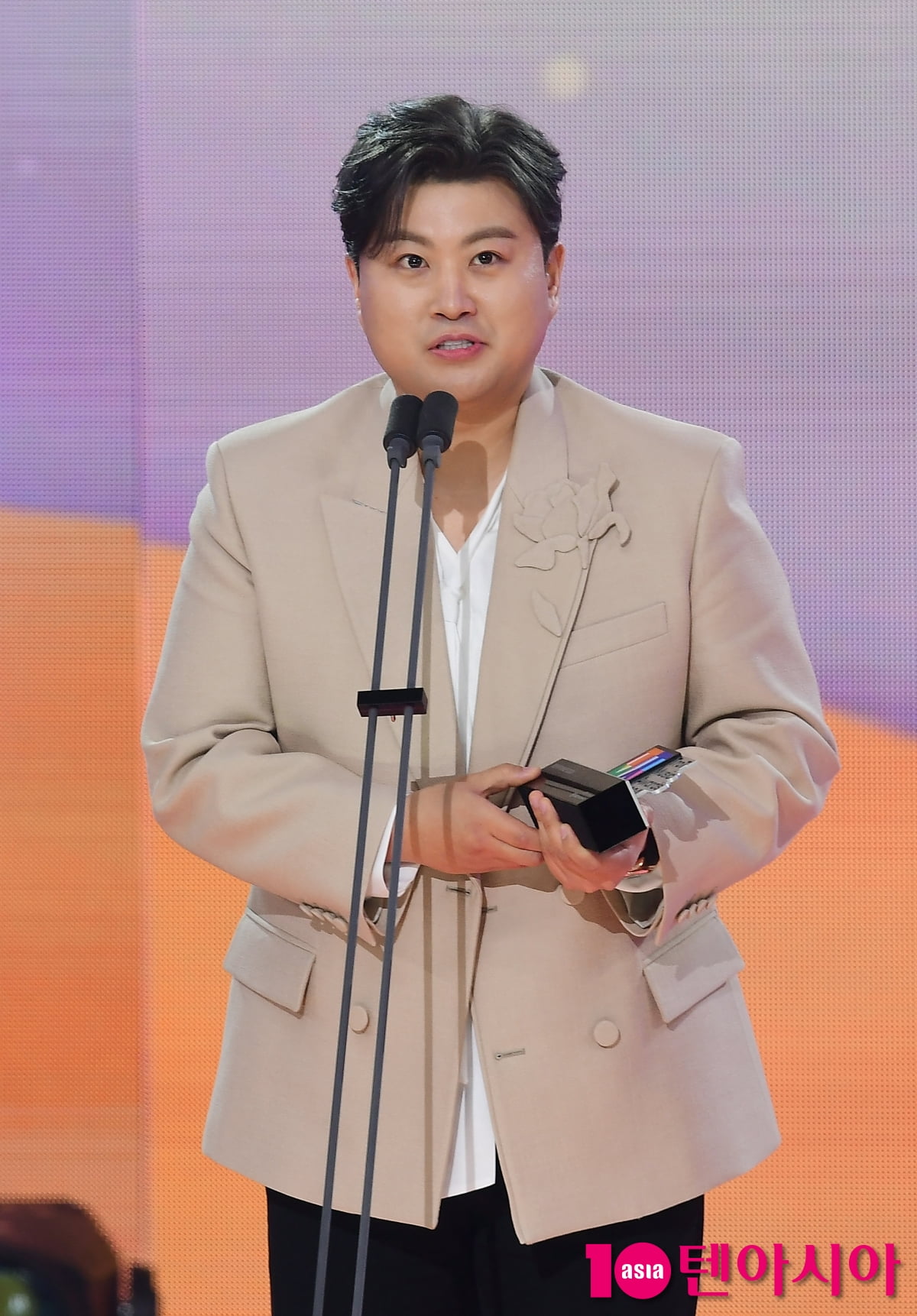 [TEN포토]김호중 '남자 스타플래닛 인기상 수상'