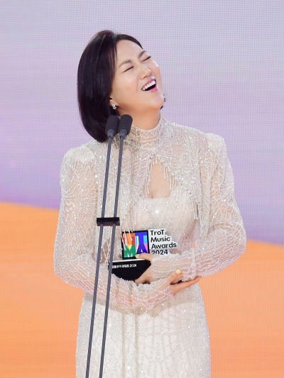 [TEN포토]장윤정 '최고의 트롯 상 수상...다리가 후달려요'