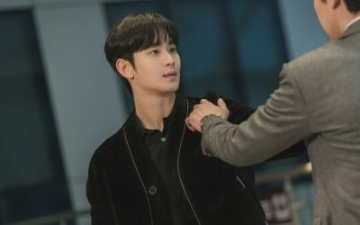 Kim Soo-hyun throws a punch at Park Sung-hoon
