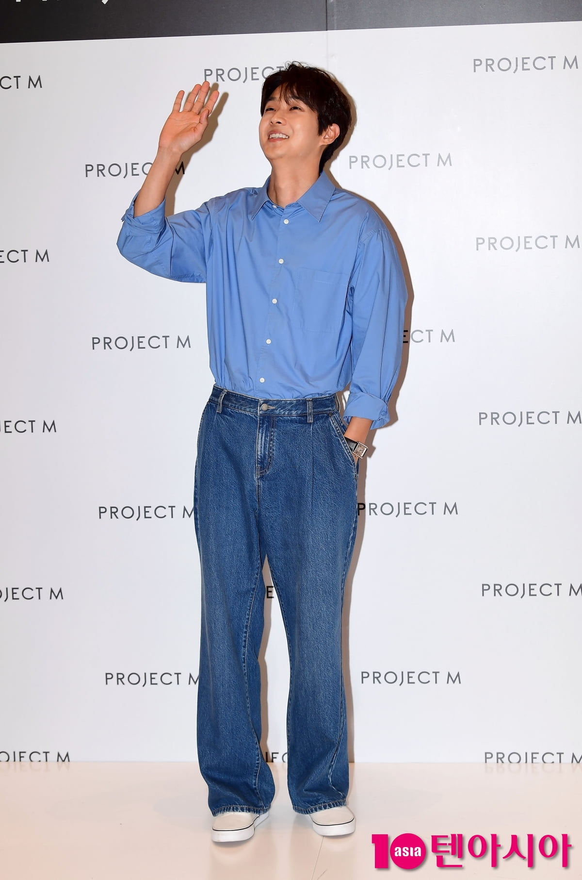 [TEN포토]최우식 '쇼핑몰 팬들과 소통중'