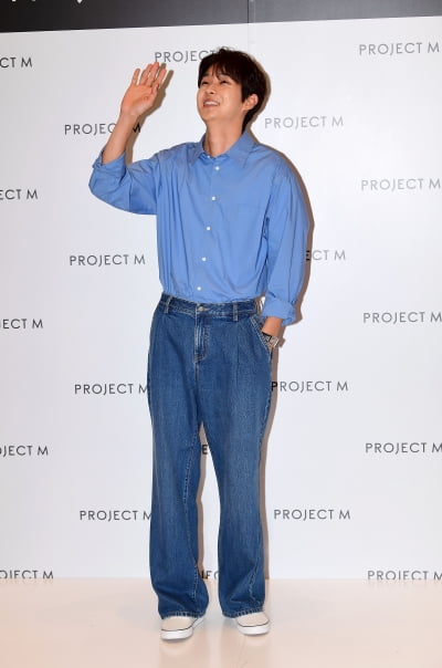 [TEN포토]최우식 '쇼핑몰 팬들과 소통중'
