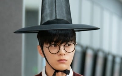 김명수, 패션 감각 이 정도였나…교복에 뱅글이 안경+갓까지 충격 ('함부로 대해줘')
