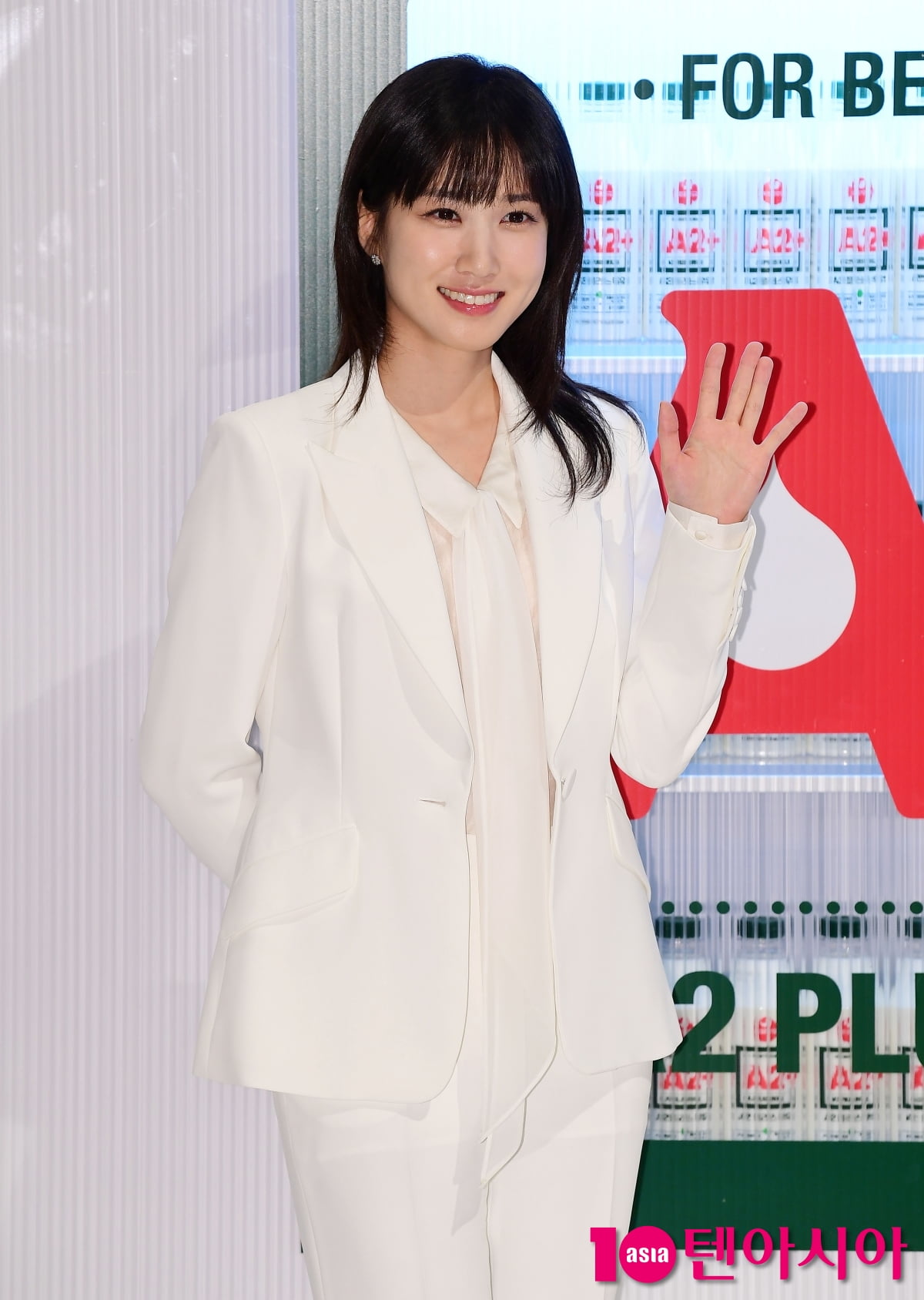 [TEN포토]박은빈 '손인사 하는 인형'