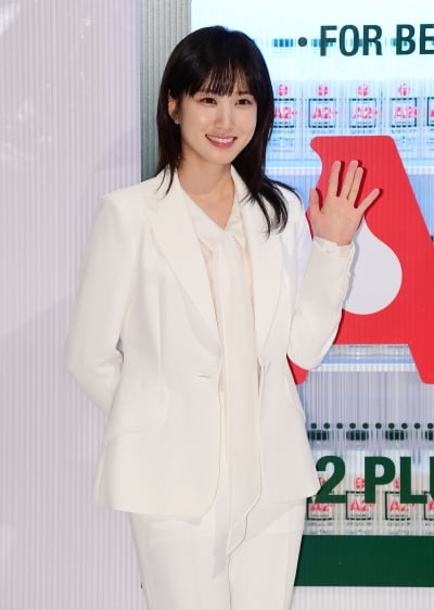 [TEN포토]박은빈 '손인사 하는 인형'