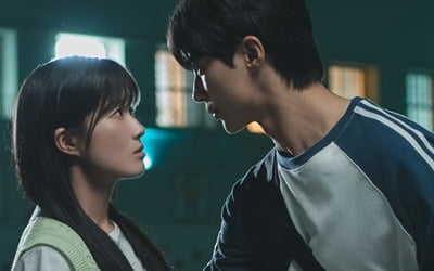 Byeon Woo-seok and Kim Hye-yoon, super close skinship at the swimming pool