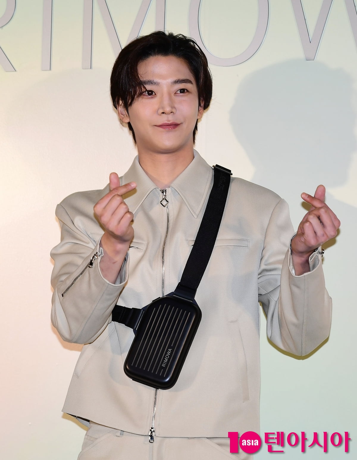 [TEN포토]로운 '더블 하트'