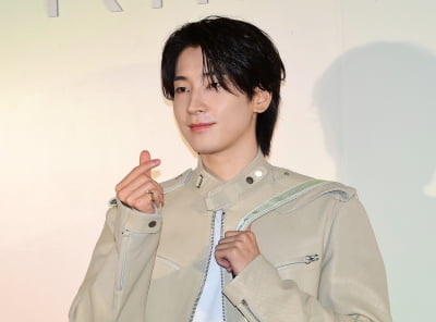 [TEN포토]세븐틴 원우 '눈 호강하는 하트'