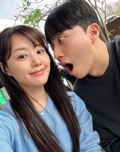 '결혼 예정' 송지은♥박위, 나날이 닮아가는 미소 커플샷…네티즌 응원·축복 [TEN★]