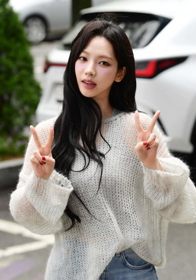 [TEN포토]에스파 카리나 '귀엽게 브이'