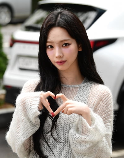 [TEN포토]에스파 카리나 '심쿵 눈맞춤'