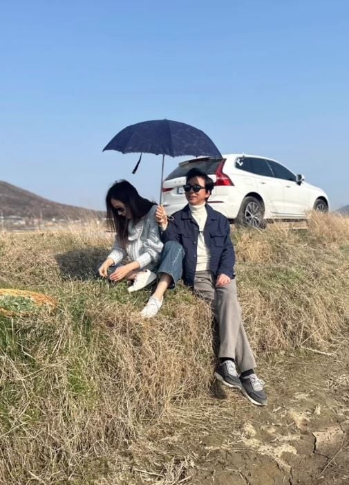 강수지♥김국진, 논밭에 앉아 영화 속 포즈로 한컷 [TEN★]