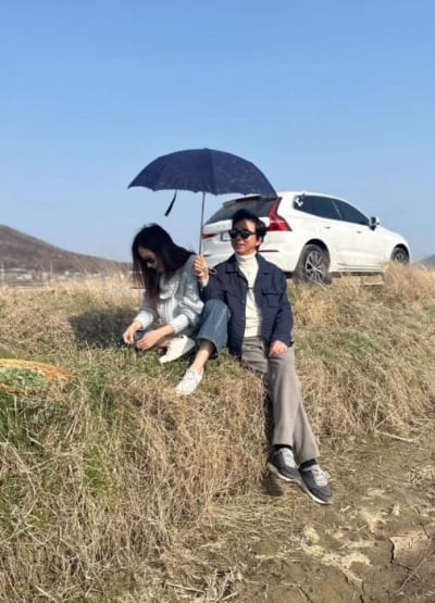 강수지♥김국진, 논밭에 앉아 영화 속 포즈로 한컷 [TEN★]