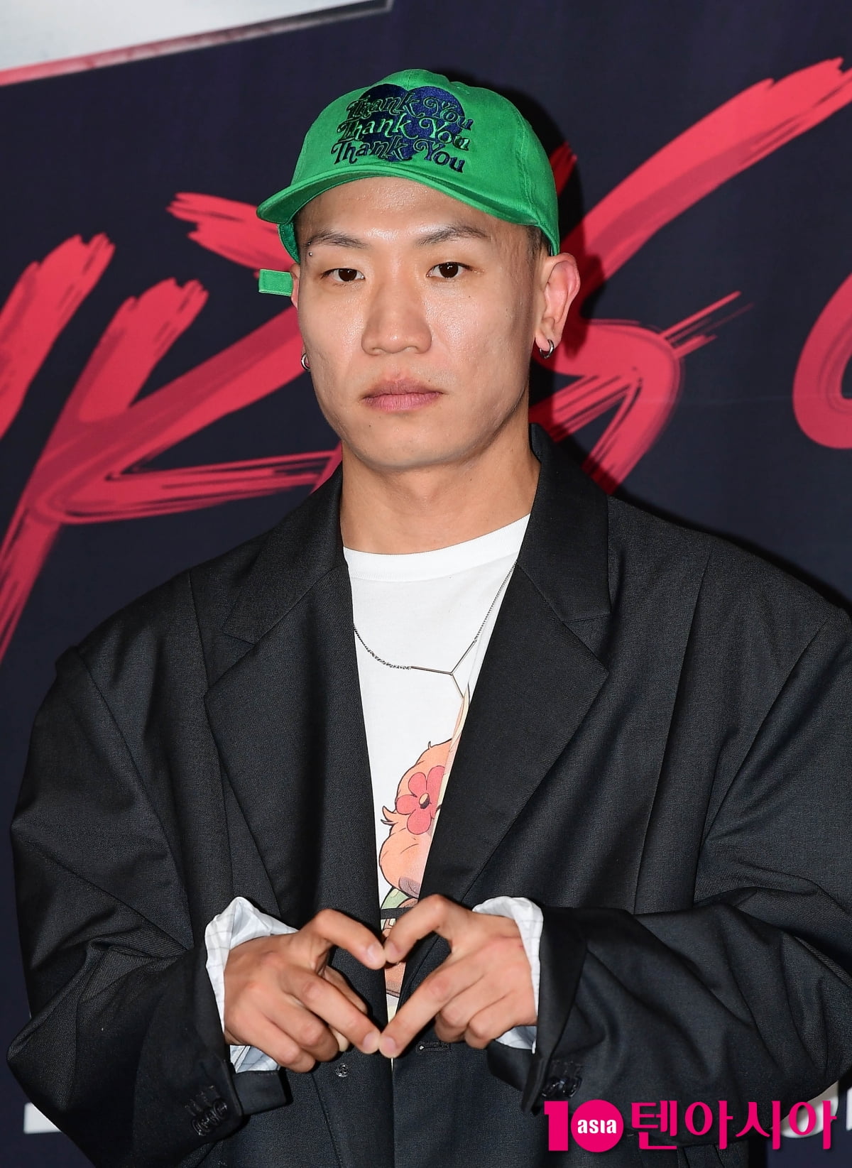 [TEN포토]개코 '시크한 하트'