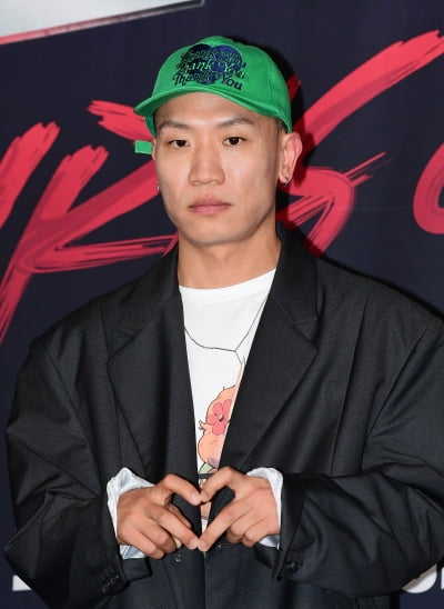 [TEN포토]개코 '시크한 하트'