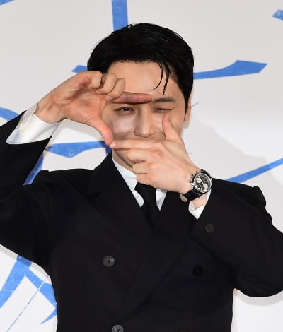 [TEN포토]변요한 '훔쳐보는자'