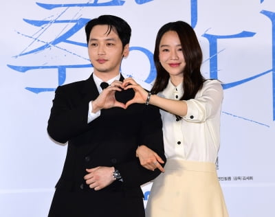 [TEN포토]변요한-신혜선 '둘이 함께 만든 하트'