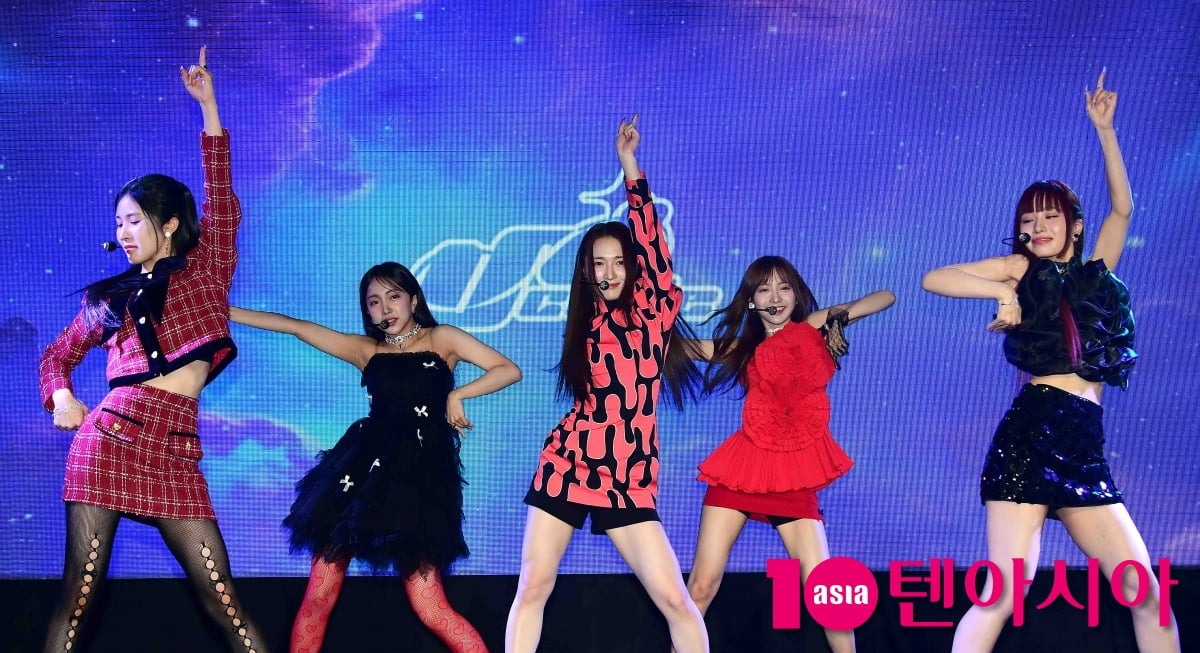 [TEN포토]유니코드 '타이틀곡 '돌아봐줄래' 무대'