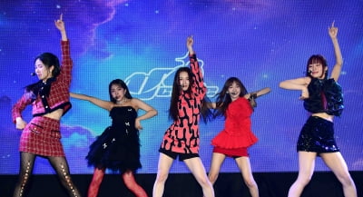 [TEN포토]유니코드 '타이틀곡 '돌아봐줄래' 무대'