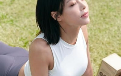 ユビン、タイトなスポーツウェアを着てボリューム感の体型を披露
