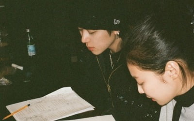 Zico and Jennie’s studio snacks are strawberries and bananas