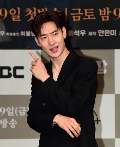 [TEN포토]이제훈 '형사처럼'
