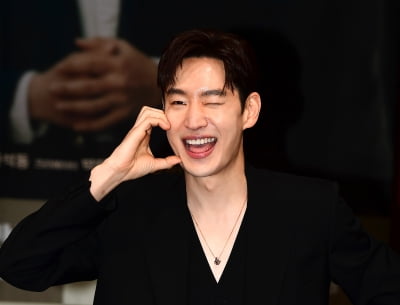 [TEN포토]이제훈 '하트 장인'