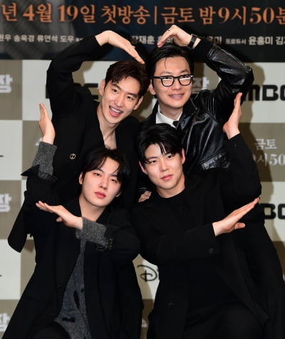 [TEN포토]이제훈-이동휘-최우성-윤현수 '팀웍으로 만든 큰 하트'