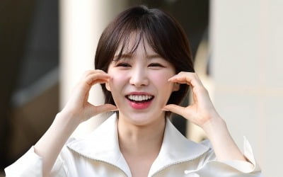 Red Velvet's Wendy, the number one female singer you want to walk around the library with on a spring day... LE SSERAFIM Kazuha 2nd place